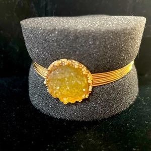 Pretty wire cuff bracelet with greenish yellow stone